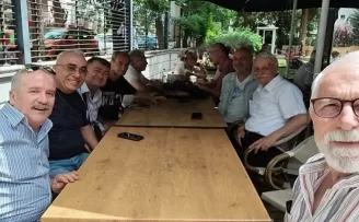 Lise arkadaşları 42 yıl sonra bir araya geldi