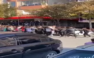 Lise öğrencileri arasında tekme tokat kavga kamerada
