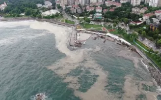 Lodosun kıyıya sürüklediği müsilaj, drone ile havadan görüntülendi
