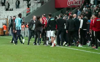 Maç bitti saha kenarı karıştı!
