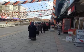 Mağaza kuyruğunda korona virüse davetiye çıkardılar

