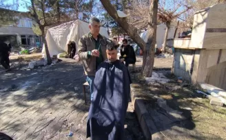 Malatyalı depremzede berberden ücretsiz tıraş

