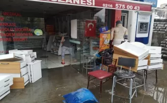 Maltepe’de kuvvetli yağış sonrası iş yerlerini su bastı
