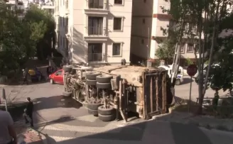 Maltepe’de virajı dönen kamyon yola devrildi
