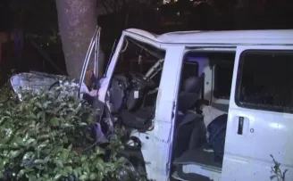 Maltepe sahil yolunda ağaca çarpan sürücü araç içinde sıkıştı

