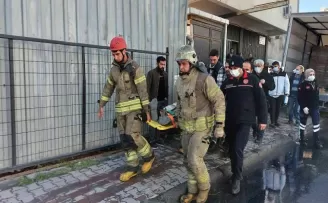 Malzeme indirirken iki aracın arasında kaldı
