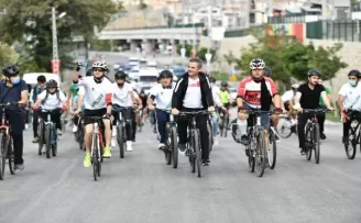 Mamak pedal çeviriyor
