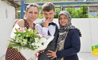 Manisa’da Anneler Günü’nde mutlu eden destek