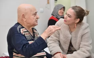 Manisa’da başkan eşinden duygusal ziyaret!