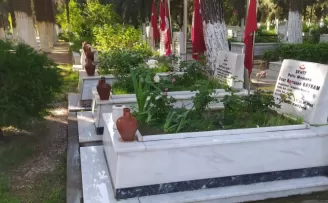 Manisa’daki mezarlıklar bayrama hazır
