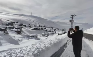 Manzarayı görenler durup cep telefonuna sarılıyor
