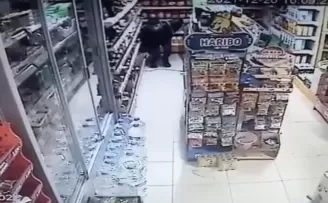 Markete giren hırsız, iş yeri sahibi tarafından sopayla kovalandı
