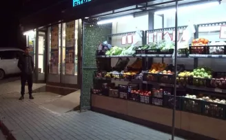 Markete giren maskeli hırsızlar, rehin aldıkları kasiyeri bıçakladı
