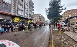 Mehmetçik deprem bölgesinde asayişi sağlama görevi de gerçekleştiriyor
