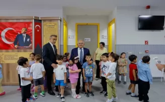 Memduh Büyükkılıç Kayserili öğrencilerin ilk gün heyecanına ortak oldu