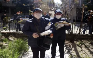 Memur-Sen Genel Başkanı Yalçın, PTT çalışanları ile birlikte maske dağıttı
