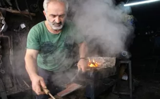 Memuriyet yerine demirciliği tercih etti
