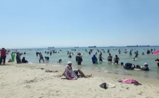 Menekşe plajında bayram yoğunluğu
