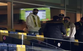 Mesut Özil tribünde
