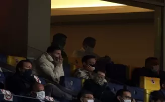 Mesut Özil tribünde
