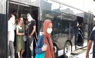 Metrobüs ve otobüslerde ayakta yolculuk devam ediyor
