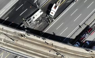 Metrobüs yandı, E-5’te trafik durdu

