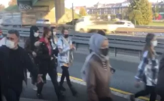 Metrobüs yolunda tehlikeli yolculuk
