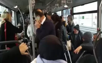 Metrobüste edilen “Telefonumu çaldın“ kavgası kamerada
