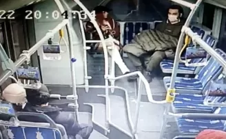 Metrobüste taciz iddiasına kadından tekme tokat dayak kamerada
