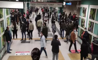 Metroda hattında arıza sosyal mesafeyi unutturdu
