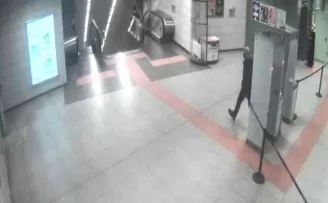 Metrodaki bıçaklı saldırıya ilişkin yeni görüntüler ortaya çıktı
