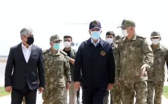 Milli Savunma Bakanı Akar beraberindeki komutanlarla Suriye sınırında
