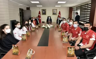 Milli sporculardan Vali Taşbilek’e ziyaret
