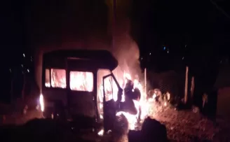 Minibüsünün yanışını gözyaşları ile izledi
