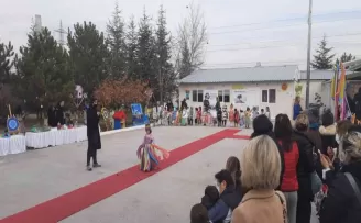 Minikler çöpü podyuma taşıdılar

