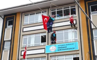 Miniklerin de katıldığı deprem tatbikatı gerçeği aratmadı
