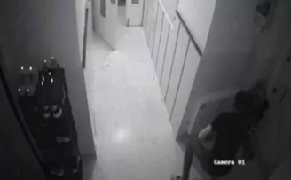 Misafir geldiği apartmanda ayakkabı avına çıktı, o anlar kameraya yansıdı
