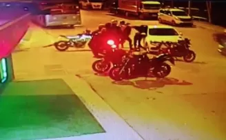 Motosiklet sürücüsü kendisine çarpan otomobil sürücüsünü darp etti
