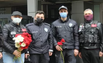 Motosikletçilerden polislere karanfil
