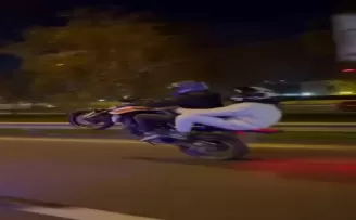 Motosikletli gençlerin trafikte tehlikeli hareketleri kamerada
