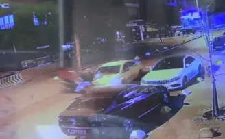 Motosikletli kurye metrelerce havaya uçtu
