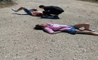 Motosikletlilerin tehlikeli yolculuğu zincirleme kazaya neden oldu: 2 yaralı
