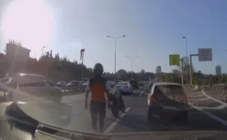Motosikletlinin otomobildeki aileye saldırdığı anlar kamerada
