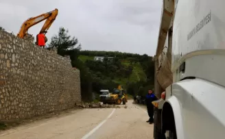 Mudanya’da zeytinlik alandaki kaçak taş duvara müdahale!