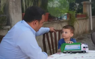 Muğla Dalaman’da çöp kamyonu sevgisi oyuncağa dönüştü
