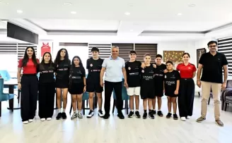 Muratpaşa Belediyespor squashta kürsüden inmiyor