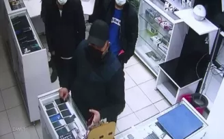 Müşteri gibi girdiği dükkanda 10 bin TL’lik telefonu çaldı
