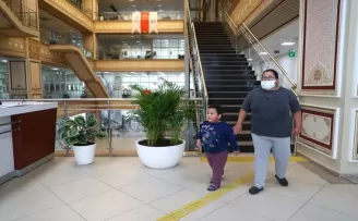 Mutluluğu bulduğu yerde oğluna şifa arıyor
