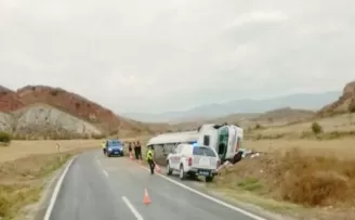 Nallıhan Ankara Karayolunda tır devrildi; 1 Yaralı
