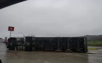 Nallıhan Ankara karayolunda tır devrildi
